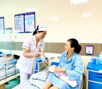 Nữ hộ sinh 2